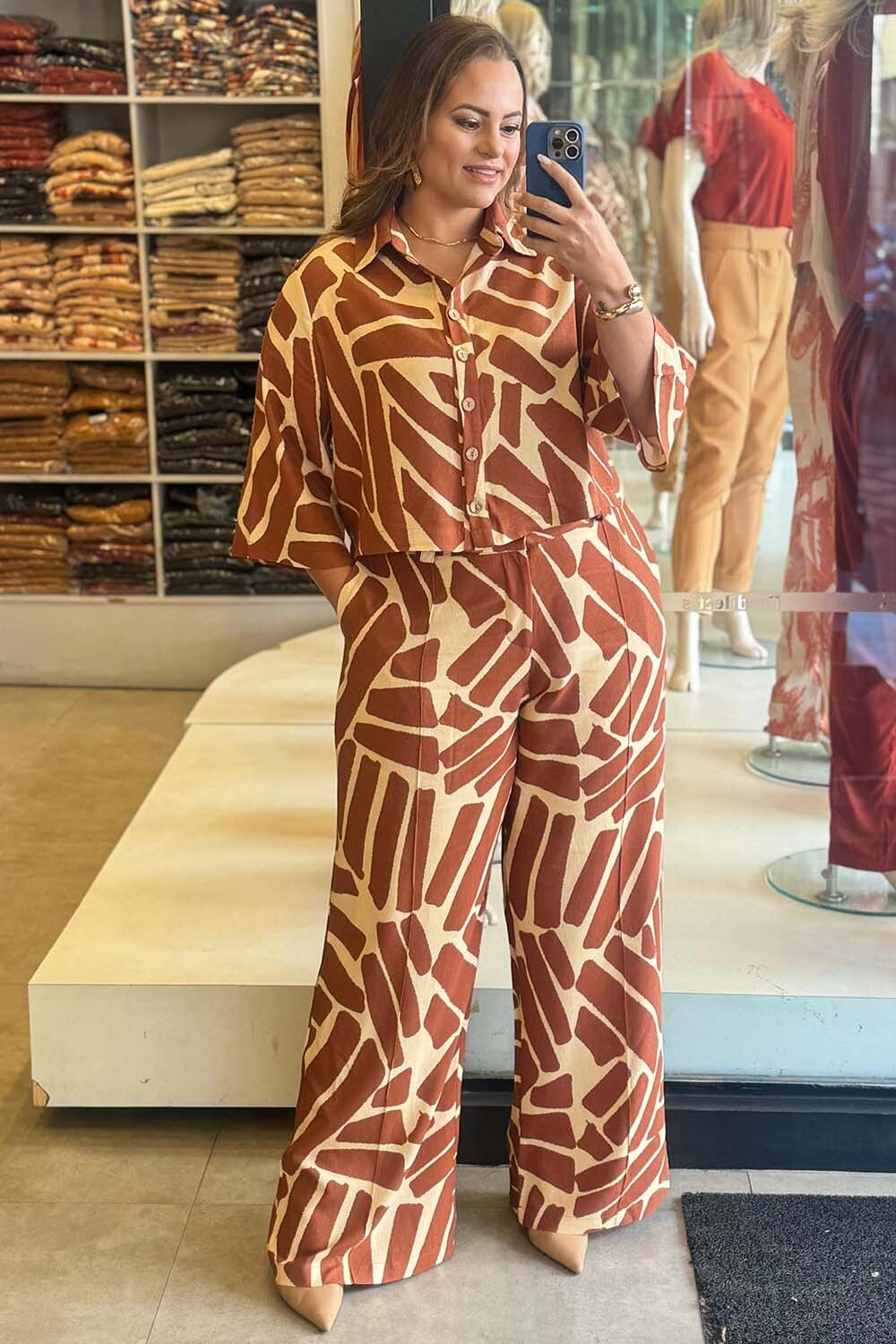 Conjunto Estampado Plus Size Camisa e Calça Marrom